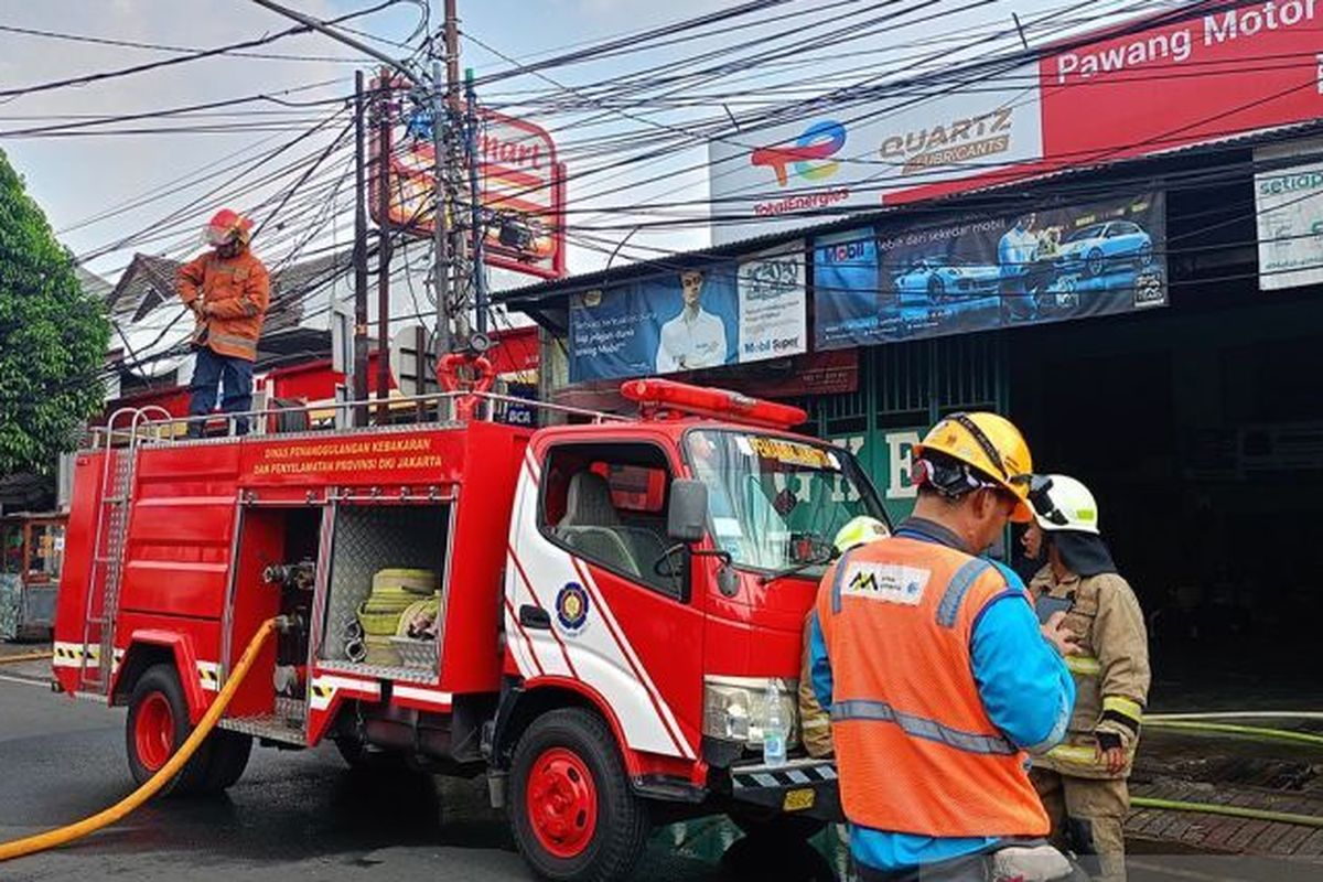 pemadam kebakaran, Petugas Damkar, Pemadam Kebakaran, petugas damkar, pelajar minta tolong ke damkar ambil rapor, pelajar minta tolong ke damkar, Ibunya Sakit, Ayah Telah Tiada, Pelajar Ini Minta Tolong Damkar Ambilkan Rapor
