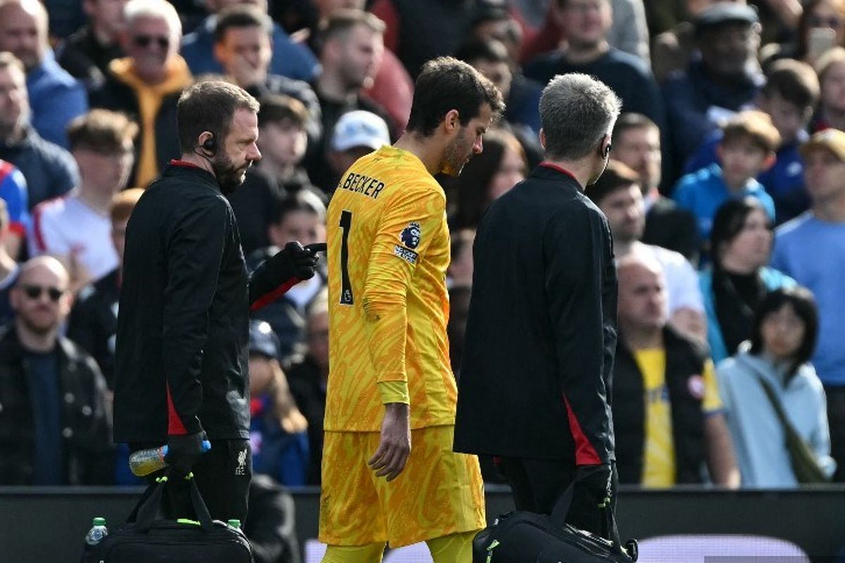 Alisson Becker, liverpool, Liverpool vs Chelsea, Arne Slot, Liga Inggris, kiper liverpool, Liverpool Darurat Jelang Laga Berat, Alisson Becker Akan Absen Panjang