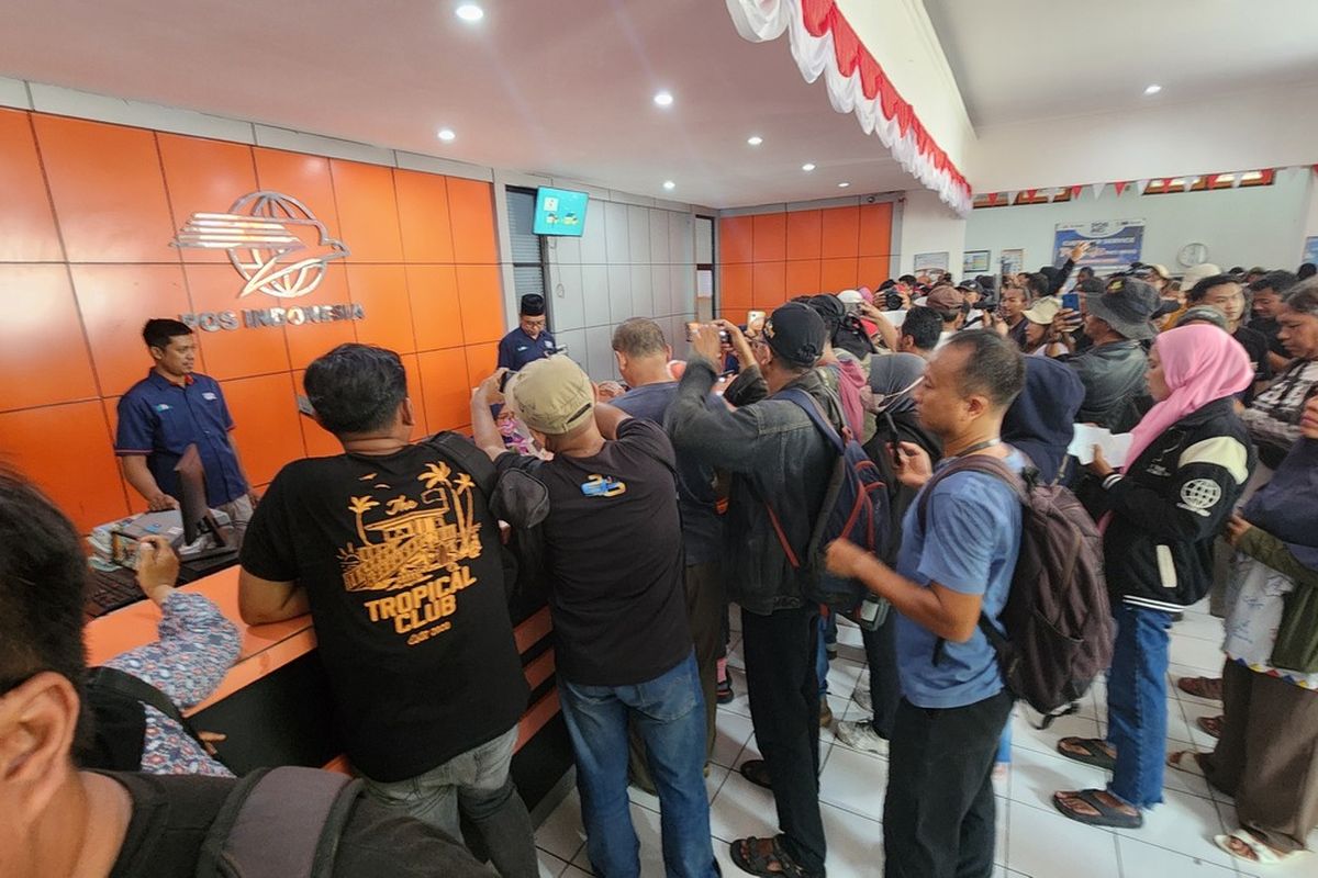 Pati, Sudewo, demo pati, sudewo bupati pati, sudewo kpk, Sudewo diduga terlibat kasus proyek DJKA, demo pati 25 agustus, warga pati kirim surat massal ke kpk, warga pati kirim surat ke kpk, Antre di Kantor Pos, Warga Pati Bayar Rp14.000 untuk Kirim Surat ke KPK, Desak Sudewo Jadi Tersangka