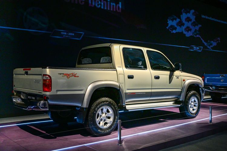 Hilux, Toyota, pikap, Pikap Kabin Ganda, evolusi toyota hilux, Setengah Abad Evolusi Toyota Hilux