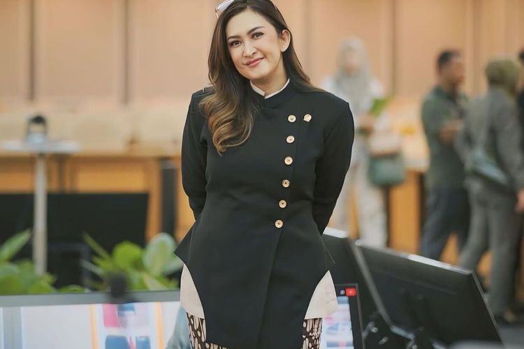 Nafa Urbach, fashion wanita, outfit ke kantor, penampilan Nafa Urbach, outfit Nafa Urbach, gaya nafa urbach, busana nafa urbach, 5 Gaya Nafa Urbach yang Stylish, Jadi Inspirasi Outfit ke Kantor, 1. Blouse dengan potongan bahu unik, 2. Gaya monokrom, 3. Perpaduan atasan hitam dan rok batik, 4. Setelan blazer hitam dengan ruffle cuffs, 5. Batik dengan sentuhan kerah renda