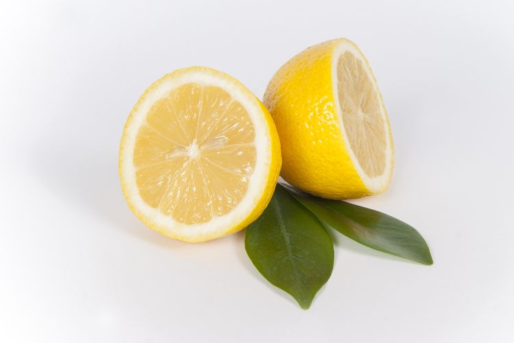 bahan alami, Rumah Berkilau Tanpa Kimia, 6 Bahan Alami Pembersih Rumah yang Terbukti Ampuh, 1. Cuka Putih: Sang Penghancur Kerak dan Lemak, 2. Baking Soda: Agen Abrasif Halus dan Penyerap Bau, 3. Lemon: Pemutih Alami dan Disinfektan Segar, 4. Garam Dapur: Booster Pengangkat Noda, 5. Pati Jagung (Tepung Maizena): Rahasia Kaca Tanpa Garis, 6. Ampas Kopi: Pengusir Bau dan Pembersih Saluran