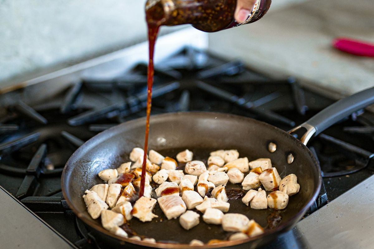 kecap asin, keasinan, memasak, Masakan Keasinan karena Kecap Asin? Ini 5 Cara Menyelamatkannya!, 1. Encerkan dengan Air atau Kaldu Tanpa Garam, 2. Lawan dengan Rasa Asam (Acidity), 3. Tambahkan Sentuhan Rasa Manis, 4. Masukkan Bahan Penyerap (Seperti Kentang), 5. Tambahkan Volume Bahan Makanan