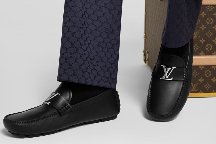 Louis Vuitton, Intip Harga Sepatu Mewah Bupati Gatut yang Disita KPK, Ada Rp 28 Juta, 1. LV Monza Moccasin Hitam, 2. LV Major Loafer Hitam, 3. LV Trainer Sneaker, 4. LV Runner Tatic Sneakers Grey Neon Green