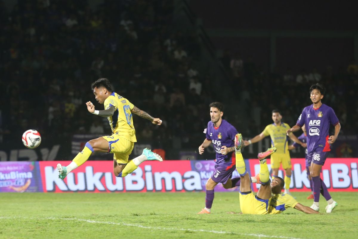 Jadwal dan Link Live Streaming Persib vs Persik di GBLA: Misi Maung Bandung Jaga Posisi di Puncak, Bagaimana Persiapan Persib Bandung Menjelang Laga?, Siapa Saja Pemain yang Kembali Memperkuat Persib?, Apa Strategi Persik Kediri Menghadapi Persib?, Bagaimana Catatan Pertemuan Kedua Tim?