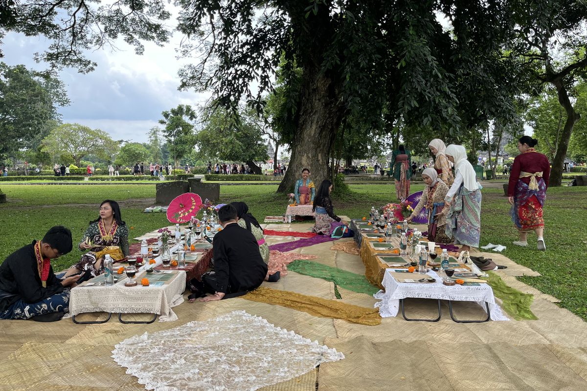 berkain, Mengenal Ilusi Warna dalam Berkain agar Tampilan Lebih Ramping, Permainan warna terang dan gelap membentuk siluet, Layering jarik bantu tampilan lebih rapi, Selendang sebagai pembentuk ilusi tubuh, Tips berkebaya untuk yang berhijab