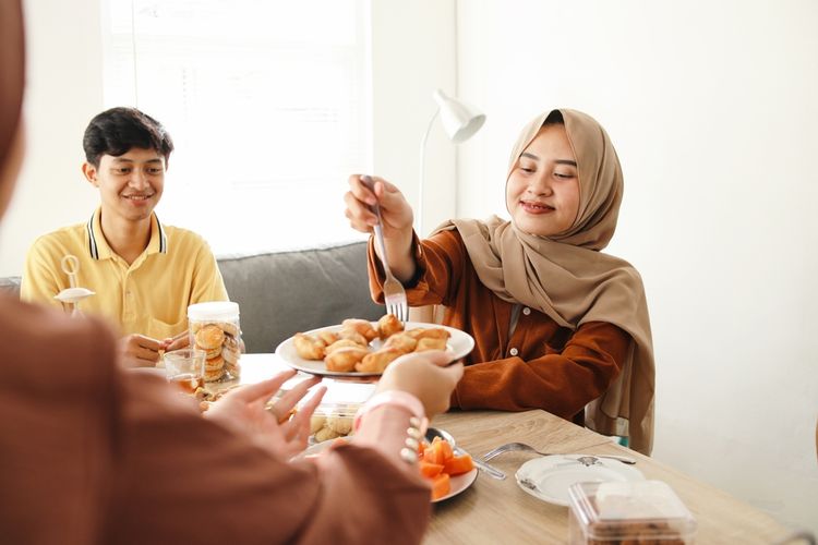 berat badan, makan banyak, makan berlebihan, kenaikan berat badan, Makan Banyak Saat Lebaran Bikin Berat Badan Naik? Ini Kata Ahli Gizi, Berat badan tidak naik hanya dalam satu hari, Kebiasaan sebelum Lebaran lebih berpengaruh, Perubahan pola makan juga berpengaruh, Kembali ke pola makan normal setelah Lebaran, Keseimbangan tetap menjadi kunci