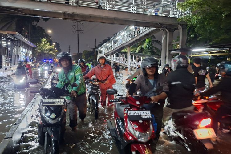 Jalan Raya Daan Mogot, Jakarta Barat, genangan air, Genangan Air di Daan Mogot Jakarta Barat, Waspada Pengendara!