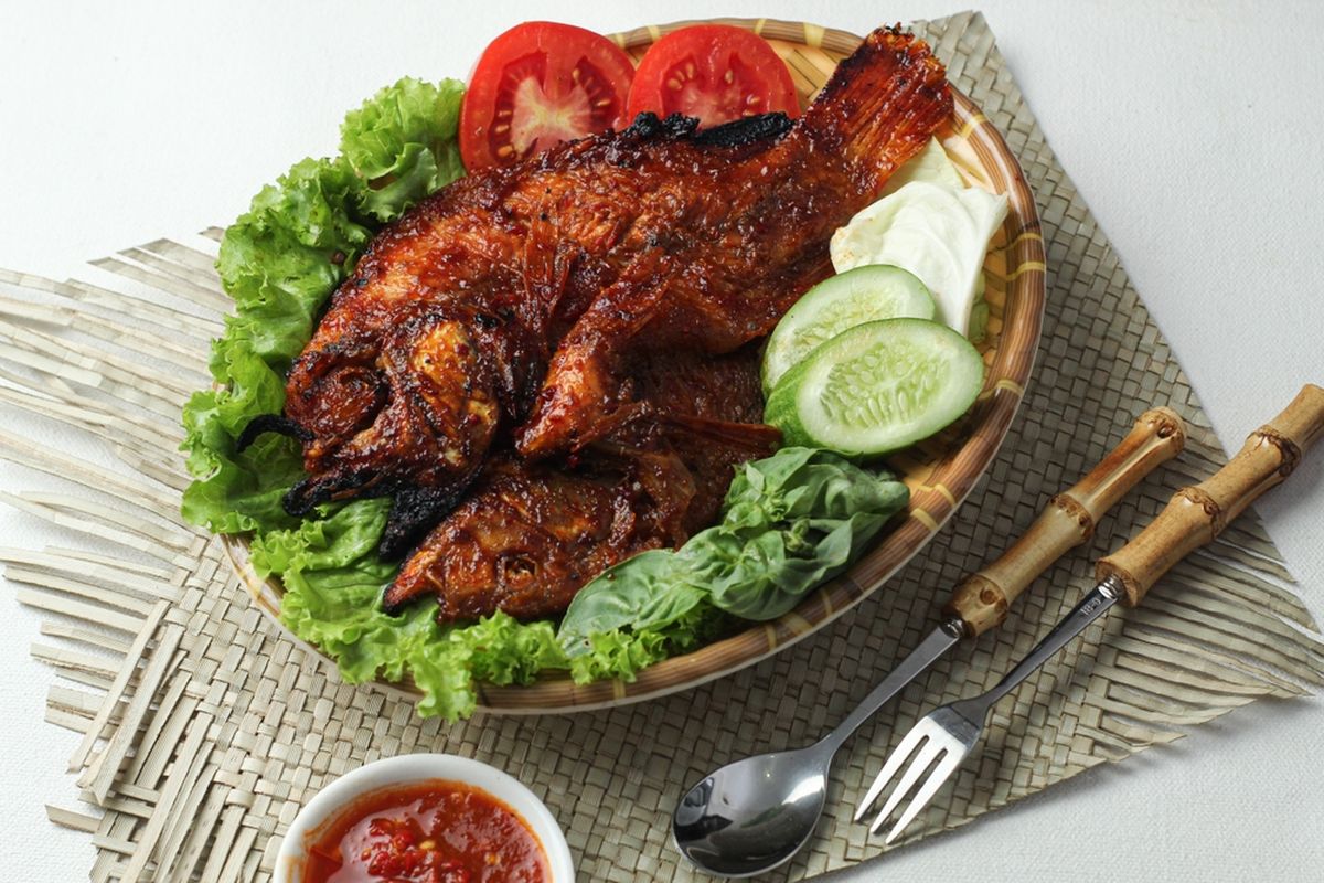 ikan bakar, Tips Masak Ikan Bakar agar Bumbunya Meresap Sempurna, Kuncinya 1 Ini, 1. Gunakan ikan segar untuk hasil terbaik, 2. Rendam dengan air asam agar tidak amis (Langkah kunci), 3. Rendam ikan dalam bumbu 15–45 menit, 4. Siapkan pemanggang yang tepat, 5. Bolak-balik dan olesi bumbu saat dibakar