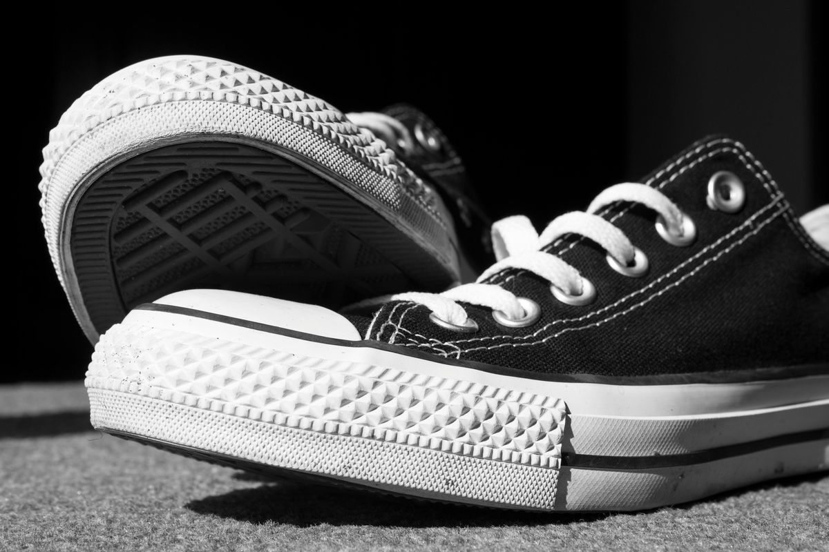ukuran sepatu, cara memilih ukuran sepatu, cara memilih ukuran sepatu yang sesuai, foot scanner, sepatu wanita, Cara Memilih Ukuran Sepatu yang Sesuai, 4 Cara Memilih Ukuran Sepatu yang Tepat, Perhatikan Lebar Kaki, 1. Cek jempol kaki melebihi mesh atau tidak, 2. Perhatikan lebar kaki, 3. Gunakan foot scanner, 4. Tanya ke penjaga toko