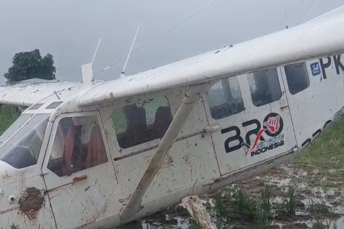 Karawang, Pesawat jatuh, karawang, pesawat jatuh di karawang, pesawat jatuh karawang, pesawat jatuh di karawang hari ini, Cerita Pilot Pesawat Jatuh di Karawang: Mendarat Darurat demi Selamatkan Kru dan Penumpang