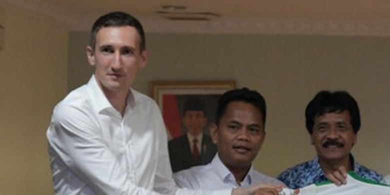 Dusan Bogdanovic, Rudi Laksmana, Oxford United, Championship, League One, Garudayaksa Football Academy, Profil Dusan Bogdanovic dan Rudi Laksmana, Dua Sosok Baru di Jajaran Petinggi Oxford United