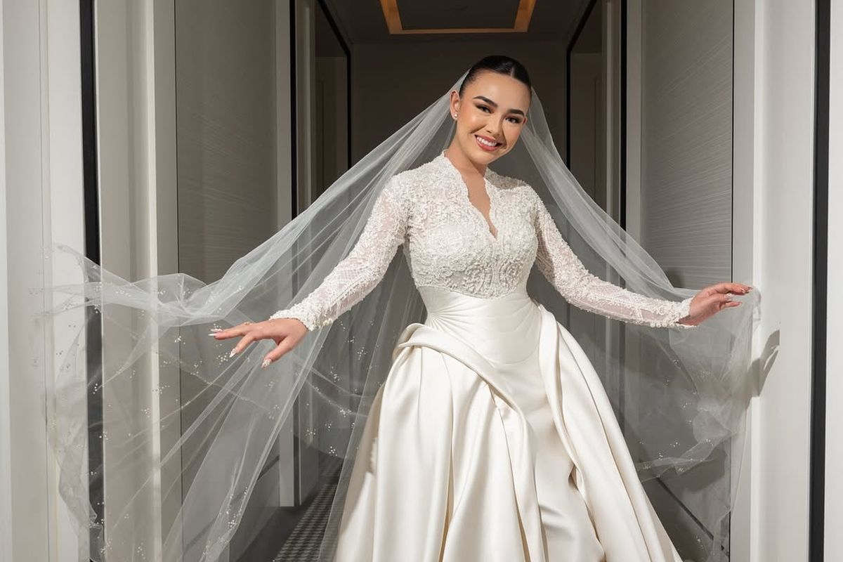 Amanda manopo dan kenny austin, amanda manopo menikah, kenny austin dan amanda manopo, pernikahan amanda manopo, pernikahan Amanda Manopo dan Kenny Austin, amanda manopo sudah menikah, kenny austin dan amanda manopo pacaran, 7 Style Pernikahan Amanda Manopo dan Kenny Austin, Serba Putih nan Romantis, 1.Gaun lace klasik rancangan Hiantjen, 3. Tatanan rambut sleek bun oleh Arnold Dominggus, 4. Makeup nuansa soft glam oleh Bennu Sorumba, 5. Kenny tampil gagah dalam setelan putih, 6. Nail art minimalis bernuansa natural, 7. Perhiasan
