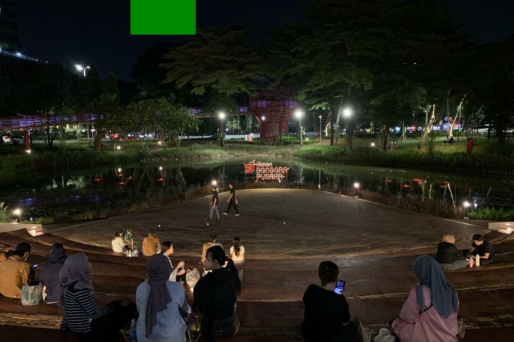 Taman Bendera Pusaka, Serba Gratis, Ini 10 Fasilitas di Taman Bendera Pusaka yang Punya Lapangan Padel, 1. Lintasan lari sepanjang 1,2 kilometer, 2. Area bermain (playground), 3. Lapangan padel dan olahraga lainnya, 4. Perpustakaan atau ruang baca, 5. Toilet dan mushala, 6. Amfiteater, 7. Parkir gratis, 8. Spot foto, 9. Tempat duduk, 10. Kuliner