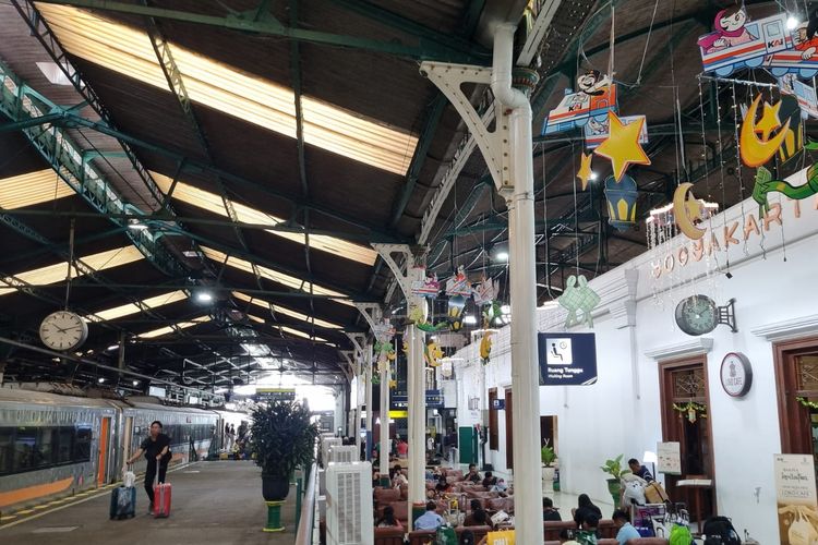 yogyakarta, Stasiun Tugu, stasiun tugu yogyakarta, Lebaran 2025, 5 Potret Wajah Baru Stasiun Tugu Yogyakarta Sambut Lebaran 2025, 1. Potret Stasiun Tugu Yogyakarta saat malam hari , 2. Potret Stasiun Tugu Yogyakarta saat siang hari, 3. Nuansa Idul Fitri yang kental, 4. Ornamen Lebaran di ruang tunggu, 5. Tulisan "Marhaban ya Ramadhan" di pintu masuk