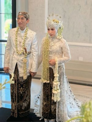 Melly Goeslaw, melly goeslaw adat sunda, melly goeslaw ulang tahun pernikahan, 7 Gaya Melly Goeslaw di Perayaan 30 Tahun Pernikahan, Kental Adat Sunda, 1. Kebaya putih penuh payet, 2. Siger megah berkilau, 3. Hijab rapi dengan sanggul tertutup, 4. Makeup flawless dengan fokus pada mata, 5. Ronce melati menjuntai panjang, 6. Kain batik klasik yang serasi, 7. Alas kaki anggun dan nyaman
