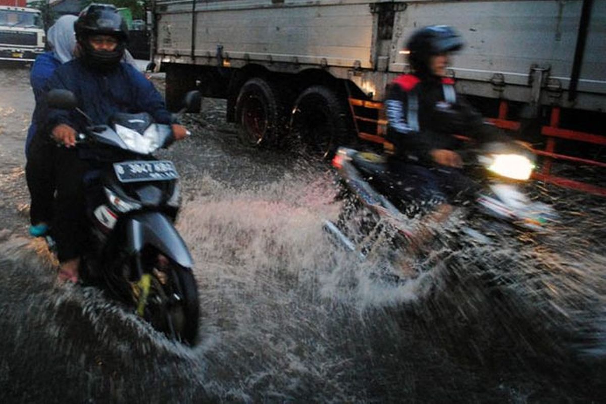 Safety Riding, safety riding, banjir, jalan banjir, tips motor, kecepatan aman melewati banjir, Jangan Ngebut, Segini Kecepatan Aman Sepeda Motor Melewati Banjir