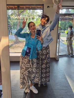 Pevita Pearce, Ji Chang Wook, ji chang wook ke indonesia, ji chang wook ke prambanan, busana ji chang wook, beskap jawa, ji chang wook pakai beskap, ji chang wook pakai batik, pevita pierce dan ji chang wook, 5 Style Ji Chang Wook di Candi Prambanan, Menawan dengan Beskap Biru, Paduan warna lembut yang elegan, Detail sederhana tapi berkelas, Kompak dengan Pevita Pearce, Disewa dari desainer lokal Nous Galeri