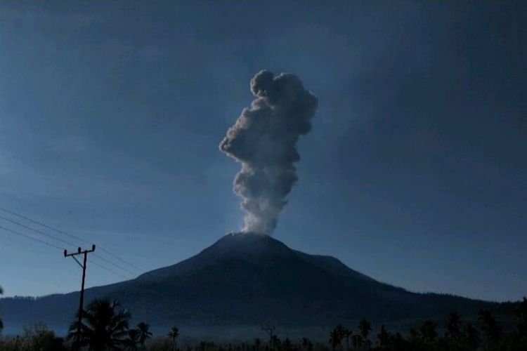 banjir lahar dingin Lewotobi, gunung lewotobi erupsi 2025, suhu 40 derajat Lewotobi, status Awas Level IV gunung api, erupsi gunung lewotobi ntt, radius bahaya Lewotobi, erupsi 19 kali dalam 6 jam, rekomendasi Badan Geologi Lewotobi, Suhu di Sekitar Erupsi Gunung Lewotobi Capai 40 Derajat, Status Awas Level IV!, Radius bahaya diperluas, aktivitas dilarang total, Erupsi tercatat 19 kali dalam 6 jam, Karakter letusan: eksplosif dan berulang, Potensi erupsi besar masih rendah
