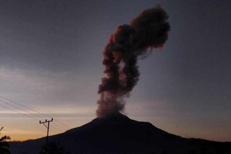 status awas gunung lewotobi, Gunung Lewotobi erupsi, gunung lewotobi laki laki meletus, hujan abu lewotobi, PVMBG erupsi Flores Timur, banjir lahar hujan Flores Timur, aktivitas vulkanik NTT, gempa letusan Lewotobi, Gunung Lewotobi Laki-laki Erupsi 3 Kali, Status Tetap Awas