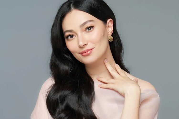 Asmirandah, gaya rambut Asmirandah, gaya rambut asmirandah, asmirandah sekarang, Asmirandah di Drama Series Awards 2025, 8 Gaya Rambut Asmirandah, Anggun dan Elegan, 1. Long Wavy Hair, 2. Elegant Updo dengan Poni Wispy, 3. Sanggul Rendah Natural Waves, 4. Sleek Hair di Acara Awards 2025, 5. Messy Bun dengan Sentuhan Kasual, 6. Voluminous Curls dengan Glam Touch, 7. Blowout Hair dengan Poni, 8. Casual Relax Look