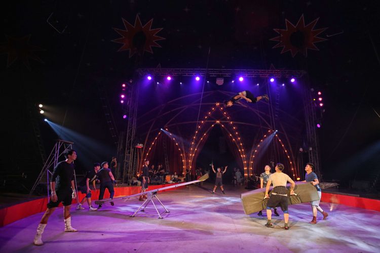 Oriental Circus Indonesia, pendiri Oriental Circus Indonesia, taman safari, Pendiri Oriental Circus Indonesia, sejarah oriental circus indonesia, Sejarah Oriental Circus Indonesia: Pendiri dan Masa Keemasannya, Sejarah Oriental Circus Indonesia, Masa Keemasan , Kembali Disebut di Tengah Suara Luka, Janji Pemerintah, Bantahan Pihak Taman Safari