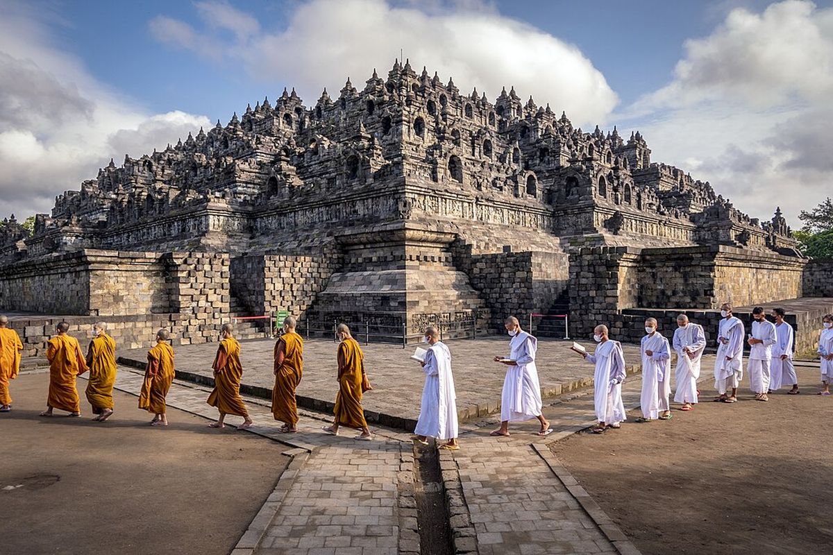 candi borobudur terletak di, eskalator candi borobudur, pemasangan chairlift di candi borobudur, chairlift di candi borobudur, apa itu chairlift, apa benar candi borobudur dipasang lift, eskavator candi borobudur, Menteri Fadli Zon Sebut Chairlift di Candi Borobudur Tidak Permanen