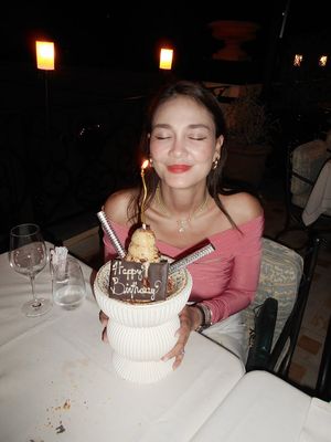 Luna Maya, ulang tahun luna maya, luna maya dan maxime bouttier, outfit luna maya, honey moon luna maya, 6 Outfit Luna Maya Saat Birthday Dinner di Italia, Nuansa Pink, 1. Gaun pink panjang dengan potongan feminin, 2. Off-shoulder top kasual, 3. Celana putih, 4. Topi fedora yang edgy, 5. Makeup natural dengan sentuhan pink, 6. Aksesori
