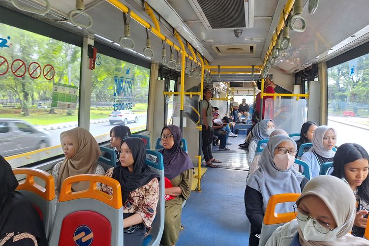 transjakarta, angkutan umum, Transportasi umum, Tarif TransJakarta, HUT ke-80 RI, Berlaku Hari Ini dan Besok, Naik Transjakarta Cuma Rp 80