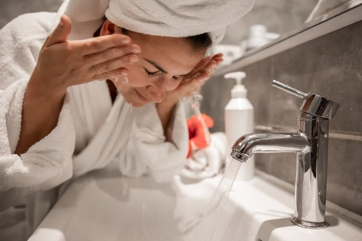 tips mengatasi jerawat, muka berjerawat, tips merawat muka berjerawat, mencuci muka saat berjerawat, tips perawatan wajah, cuci muka yang benar berapa kali sehari, Seberapa Sering Sebaiknya Mencuci Muka Saat Wajah Berjerawat?, 1. Cuci muka dua kali sehari: pagi dan malam, 2. Tambahan, setelah berkeringat, 3. Hindari mencuci terlalu sering, 4. Gunakan pembersih wajah yang lembut