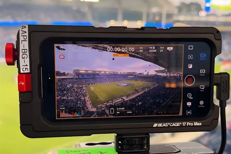 iPhone, tribun, Apple, iPhone 17 Pro Max, gawang, sepak bola, Blackmagic, pertandingan sepak bola, Pertandingan Bola Ini Disiarkan Pakai Kamera iPhone 17 Pro Max