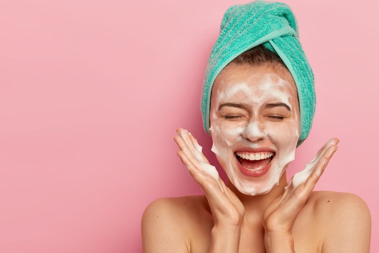 mencuci muka, membersihkan wajah, 5 Tanda Mencuci Muka Belum Bersih, 1. Sisa makeup masih menempel, 2. Kulit terlalu berminyak atau kering, 3. Kulit terlihat kering dan kusam, 4. Produk skincare dan makeup menggumpal, 5. Kulit lebih rentan iritasi