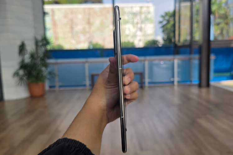 Huawei, Ponsel lipat, Huawei Mate X7, Menggenggam Huawei Mate X7, HP Lipat Tipis dan Ringan tapi Tetap Terasa Mantap, Tipis, ringan, tanpa kesan ringkih, Durabilitas tangguh, tahan air IP58 dan IP59, Kamera unggul, warna lebih akurat, Multitasking di layar 