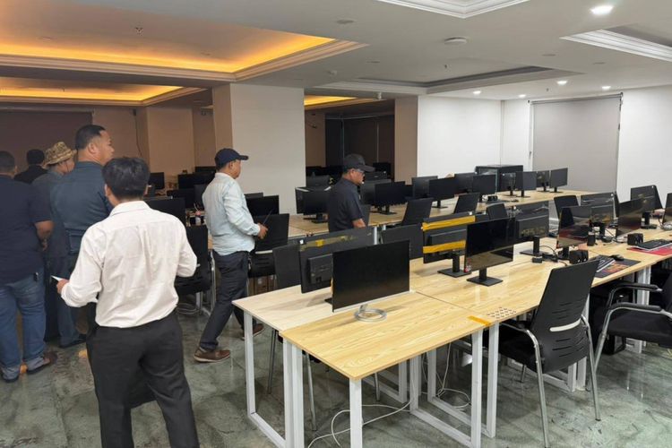Kamboja, online scam, WNI di Kamboja, WNI di Kamboja dalang penipuan, Polisi Kamboja Tangkap 106 WNI di Phnom Penh, Terlibat Kasus Online Scam, Dua Gedung Digerebek, Barang Bukti Disita, Upaya Kamboja Berantas Penipuan Internasional, Ribuan WNI Terjebak Jaringan Scam, Tantangan “Korban Kambuhan”, Modus Penipuan Online, Lonjakan Kasus WNI di Kamboja, Upaya Diplomatik Indonesia