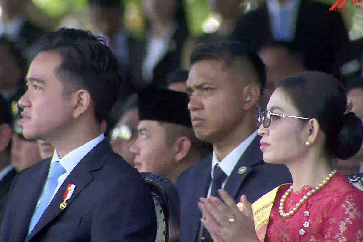 Selvi Ananda, Penampilan Selvi Ananda, HUT Bhayangkara, HUT bhayangkara di monas, hut bhayangkara 2025, HUT Bhayangkara ke 79, penampilan selvi ananda, Ibu Wapres Selvi Ananda Tampil Anggun dengan Kebaya dan Songket di HUT Bhayangkara ke-79