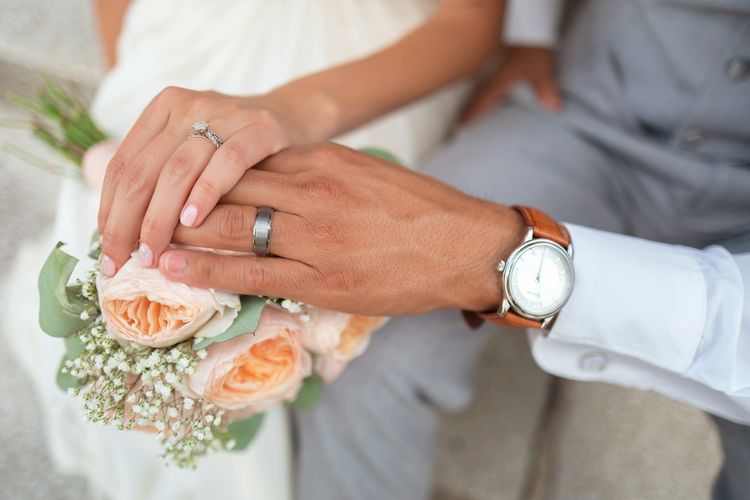 cincin tunangan, cincin pertunangan, cincin pernikahan, cincin tunangan di jari mana, cincin nikah, cincin nikah di jari mana, jari manis cincin nikah, cara pakai cincin nikah di jari mana, cara pakai cincin nikah, vein of love, Mengapa Cincin Pernikahan Dipakai di Jari Manis? Ini Arti dan Sejarahnya