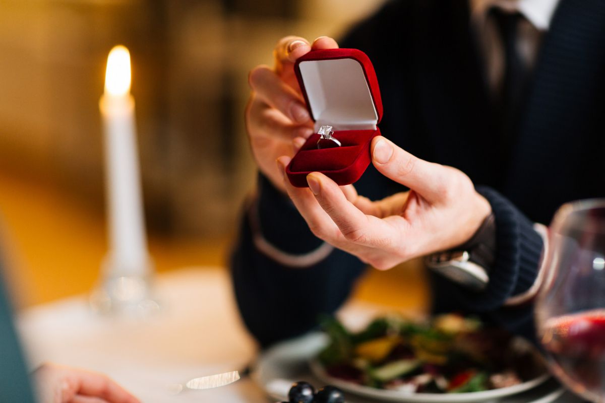 hadiah istimewa, perhiasan berlian, The Palace Jeweler, Cincin Solitaire, Sheila Dara Aisha, cincin solitaire, diamond jewellery, Perhiasan Solitaire Plus, Ide Hadiah Penuh Makna untuk Orang Tersayang, Kesalahan umum saat memilih perhiasan berlian, Koleksi Solitaire Plus, solusi hadiah bermakna yang penuh kilau, Dipercaya selebritas dan publik figur untuk momen berharga, The Palace Jeweler, National Jeweler dengan jaminan kualitas