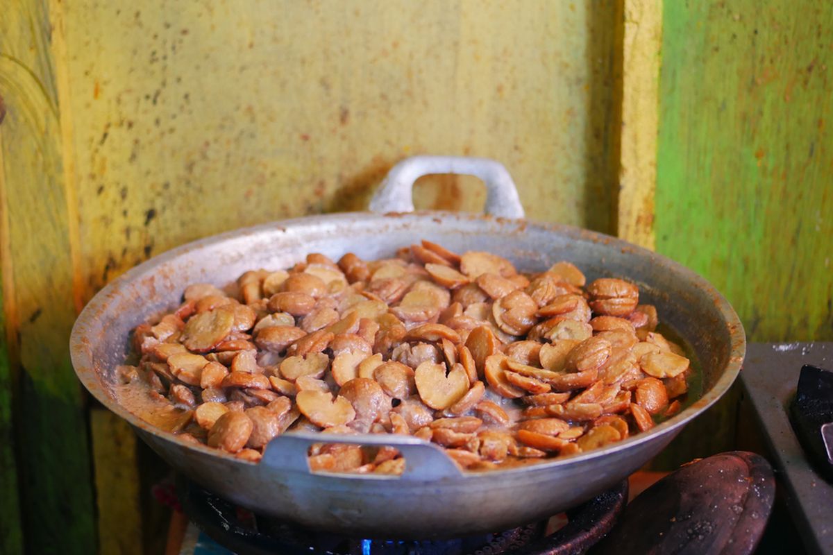 cara masak jengkol biar tidak bau, cara masak jengkol, cara masak jengkol tidak pahit, mengolah jengkol bebas bau, Cara Masak Jengkol Empuk Tanpa Pahit, Cukup Tambah 1 Bahan Ini, 1. Pilih Jengkol Tua, 2. Kupas Kulit Jengkol hingga Bersih, 3. Rendam dengan Air Cucian Beras, 4. Rebus Jengkol Cukup Lama, 5. Ganti Air Rebusan secara Berkala, 6. Memarkan Jengkol