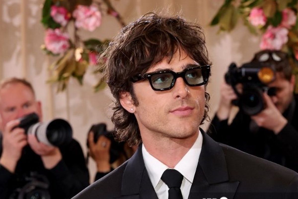 Golden Globes, Gaya Klasik Berpadu Modern Jacob Elordi di Golden Globes 2026