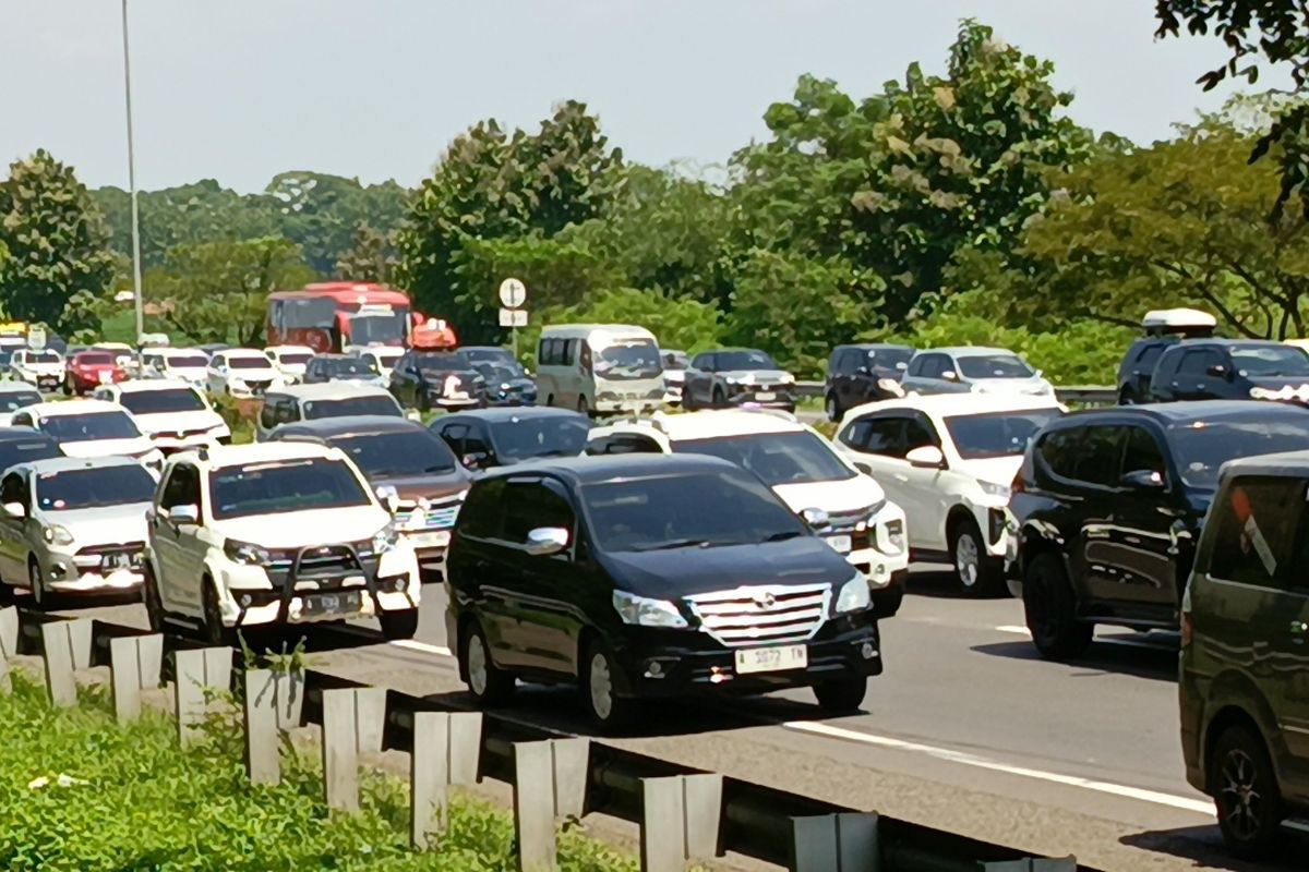 Tol Cipali, arus balik, 36.000 Kendaraan Mengarah ke Jakarta, Tol Cipali Sudah Padat