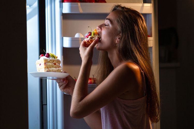 makan malam, Makan larut malam, Sering Makan Terlalu Malam? Ini Dampaknya untuk Tubuh Menurut Studi