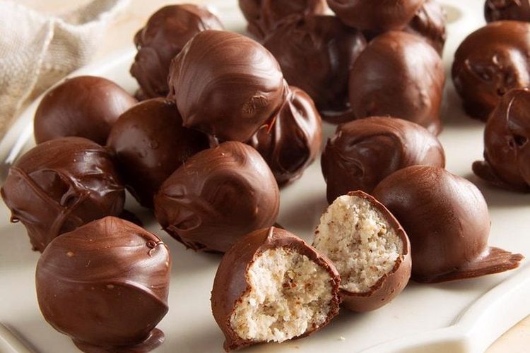 resep, Cemilan, 5 Resep Kue Tanpa Oven yang Bisa Jadi Cemilan Saat Lebaran, Praktis Banget!, 1. Bola-Bola Cokelat (Choco Balls), 2. Kacang Sembunyi Karamel, 3. Keripik Bawang Seledri, 4. Madu Mongso, 5. Cookies Cokelat Cornflakes