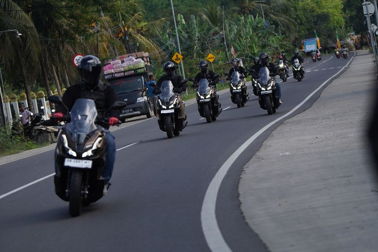 RoadSync, Honda ADV 160, touring di Lombok, performan skutik, Menaklukkan Medan di Lombok dengan Honda ADV 160 RoadSync, Fitur RoadSync, Menuju Pantai Elak-Elak, Menanjak Bukit Mekaki, Kuta Lombok: Jalan Rusak