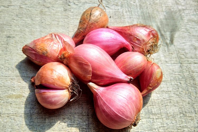 Manfaat bawang merah, manfaat bawang merah, manfaat bawang merah untuk kesehatan, manfaat bawang merah untuk kesehatan tubuh manusia, manfaat bawang merah mentah dimakan, bawang merah besar, manfaat makan bawang merah, manfaat bawang merah untuk obat, 7 Manfaat Bawang Merah untuk Kesehatan, Bisa Hilangkan Jerawat, 1. Menangani kolesterol, 2. Mengurangi risiko penyakit jantung, 3. Mengatasi diabetes, 4. Mencegah penyumbatan sel-sel pembuluh darah, 5. Memperkuat tulang dan persendian, 6. Antiperadangan, 7. Menghilangkan jerawat