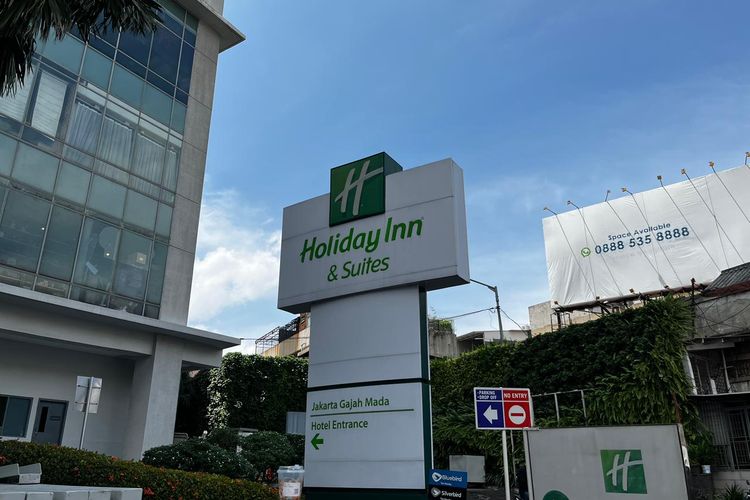 hotel, Jelajah Kuliner dan Sejarah Glodok Tak Cukup Sehari, Ini Pilihan Hotel di Sekitarnya, 1. Holiday Inn &amp; Suites Jakarta Gajah Mada, 2. Novotel Jakarta Gajah Mada, 3. Favehotel LTC Glodok, 4. 101 Urban Jakarta Glodok - Kota Tua, 5. The Jayakarta SP Jakarta Hotel &amp; Spa