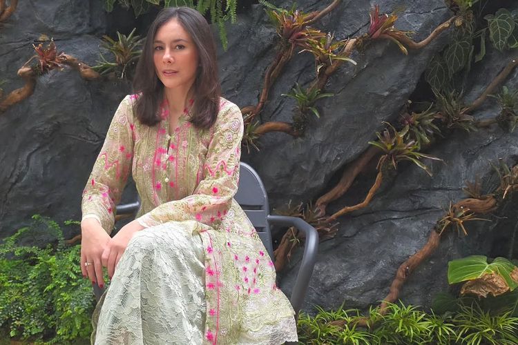 Wulan Guritno, 5 Style Wulan Guritno Usai Jalani Oplas, Bak ABG saat Rayakan Ultah ke-45, 1. Elegan dengan sentuhan bold makeup, 2. Soft glam saat momen ulang tahun, 3. Feminin dalam balutan dress pastel, 4. Kasual chic yang effortless, 5. Polished look dengan sentuhan modern