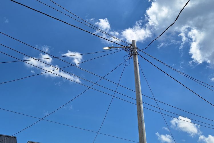 tiang listrik, pindah tiang listrik, pindah tiang listrik bayar rp 11 juta, pindah tiang listrik harus bayar, Warga Keluhkan Pindah Tiang Listrik Harus Bayar Rp 11 Juta, PLN Jelaskan Alasannya, PLN Buka Suara soal Biaya Pindah Tiang Listrik, Aturan Dasar Pemanfaatan Tanah, Prosedur Resmi Pindah Tiang Listrik, Transparansi Jadi Sorotan
