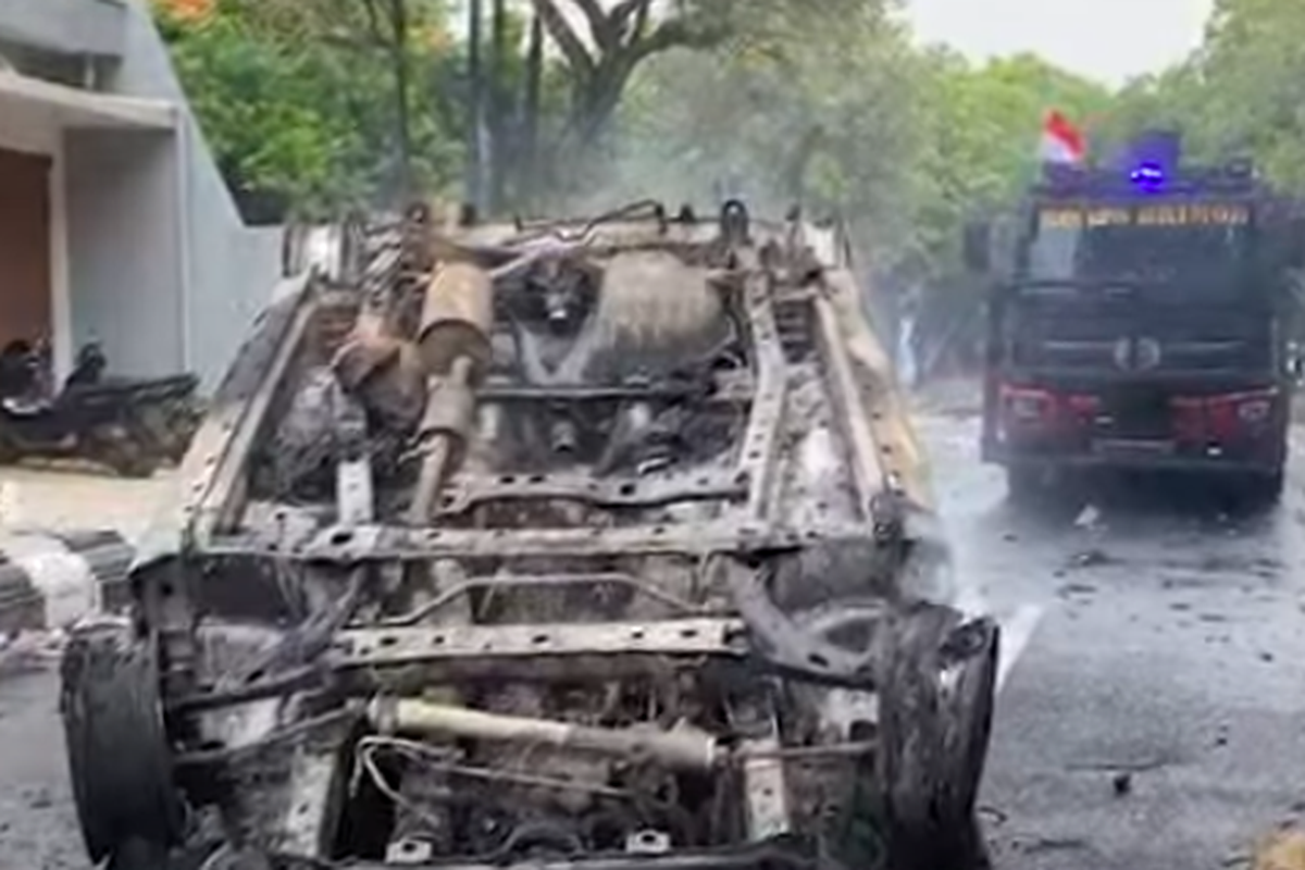 bupati pati sudewo, Sudewo, demo di pati hari ini, demo pati hari ini, demo pati 13 agustus 2025, demo pati ricuh, demo pati live, Ricuh! Mobil Provos Polisi Hangus Dibakar Massa Demo di Pati