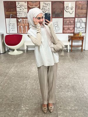 5 Inspirasi OOTD Bukber 2026, Bikin Look Kamu Auto-Fresh, 1. Rani Stripes Shirt – Haidee and Orlin (Rp300.000-an), 2. Jelena Shirt and Pants One Set – Hosofolshopaholic (Rp160.000-an), 3. Karuri Shirt – Myrubylicious (Rp190.000-an), 4. Kulot Pensil – Its Saudaree (Rp99.000), 5. Rok Rilis Almond Milk – Inkano (Rp219.000)