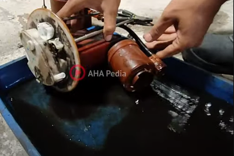 tangki bensin berkarat, efek karat pada tangki bensin, mobil injeksi modern, Efek Tangki Bensin Berkarat pada Sistem Injeksi Modern